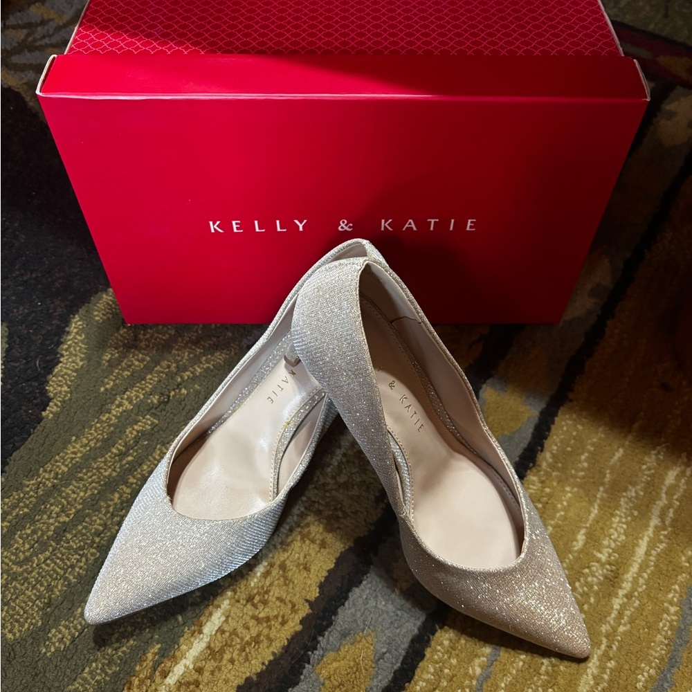 Kelly &‎ Katie Champagne 🍾 sparkling Heels Sleek Design